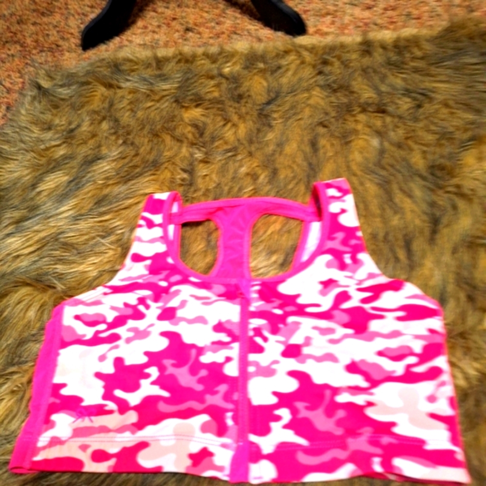 Sports bra NWOT Size 34 has a front zipper. Amazing quality.